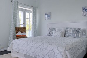 3 bedrooms, blackout curtains, iron/ironing board, free WiFi - Beach View Townhome -1 Min to Beach (Nassau)