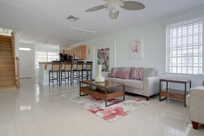 Interior - Beach View Townhome -1 Min to Beach (Nassau)