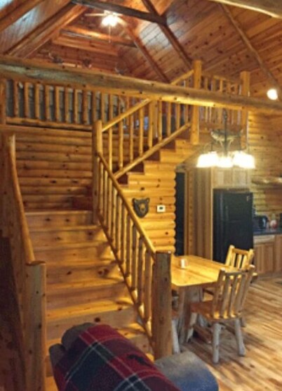 Lazy Cedars Log Cabin - Centrally located
