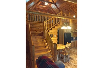Lazy Cedars Log Cabin - Centrally located