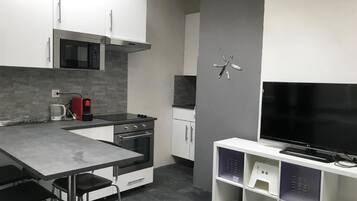 Comfort Studio | Private kitchen | Fridge, microwave, oven, stovetop