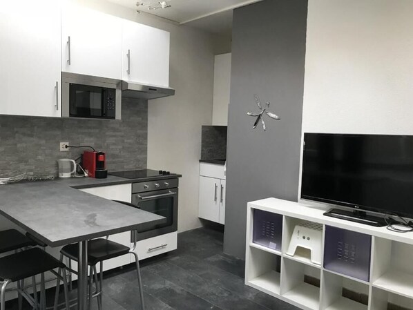 Comfort Studio | Private kitchen | Fridge, microwave, oven, stovetop - Studio des Draizes (Neuchatel)