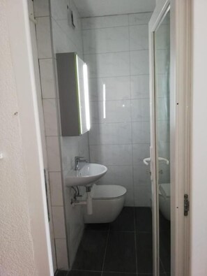 Ducha, artículos de tocador gratuitos, secador de pelo, toallas