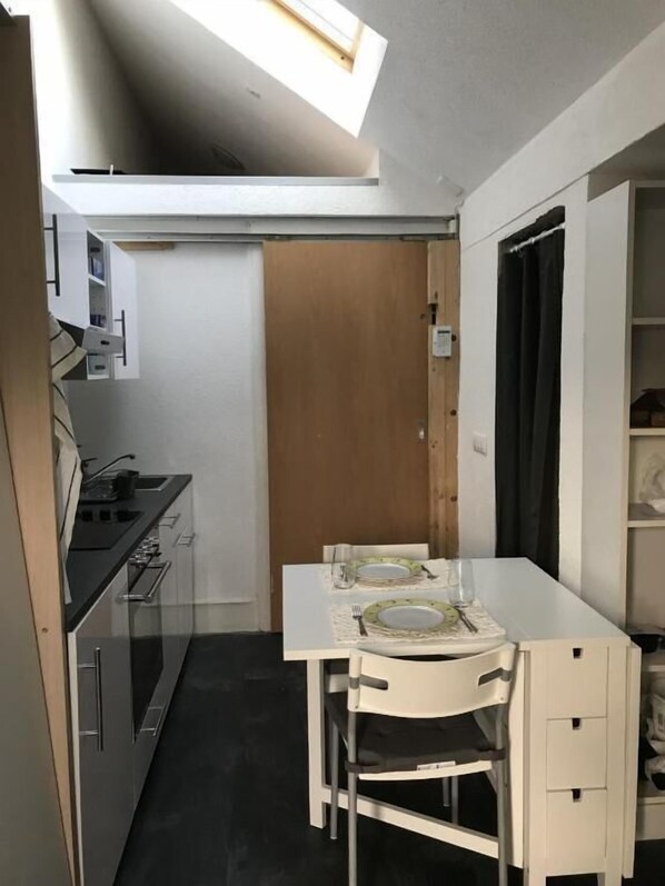 Apartamento | Cozinha privada | Geladeira, micro-ondas, fogão, cooktop