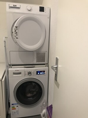 Studio | Bathroom | Shower, free toiletries, hair dryer, towels