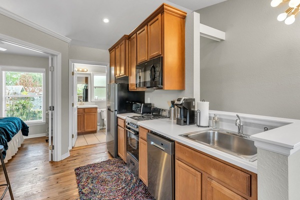 Réfrigérateur, micro-ondes, four, plaque de cuisson