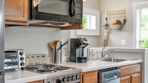 Jääkaappi, mikroaaltouuni, uuni, liesi