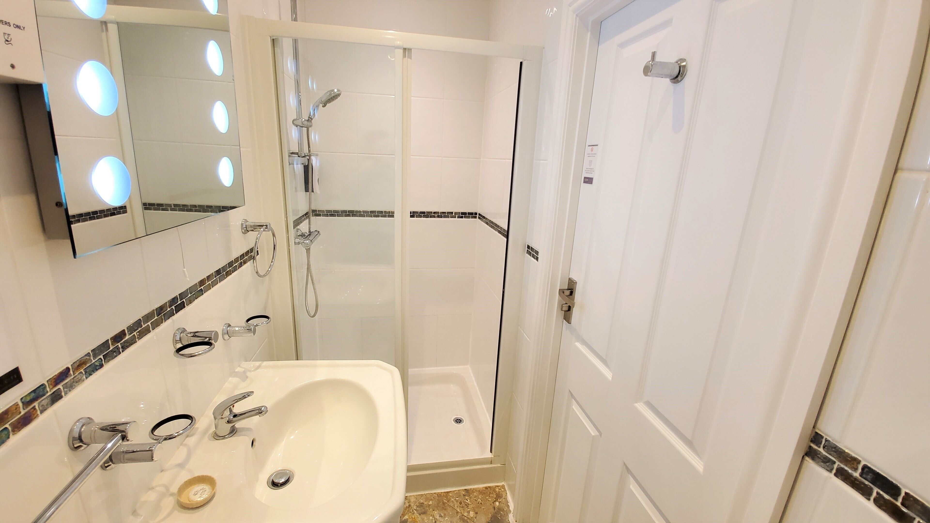 standard double room | bathroom | shower, free toiletries, hair dryer, towels