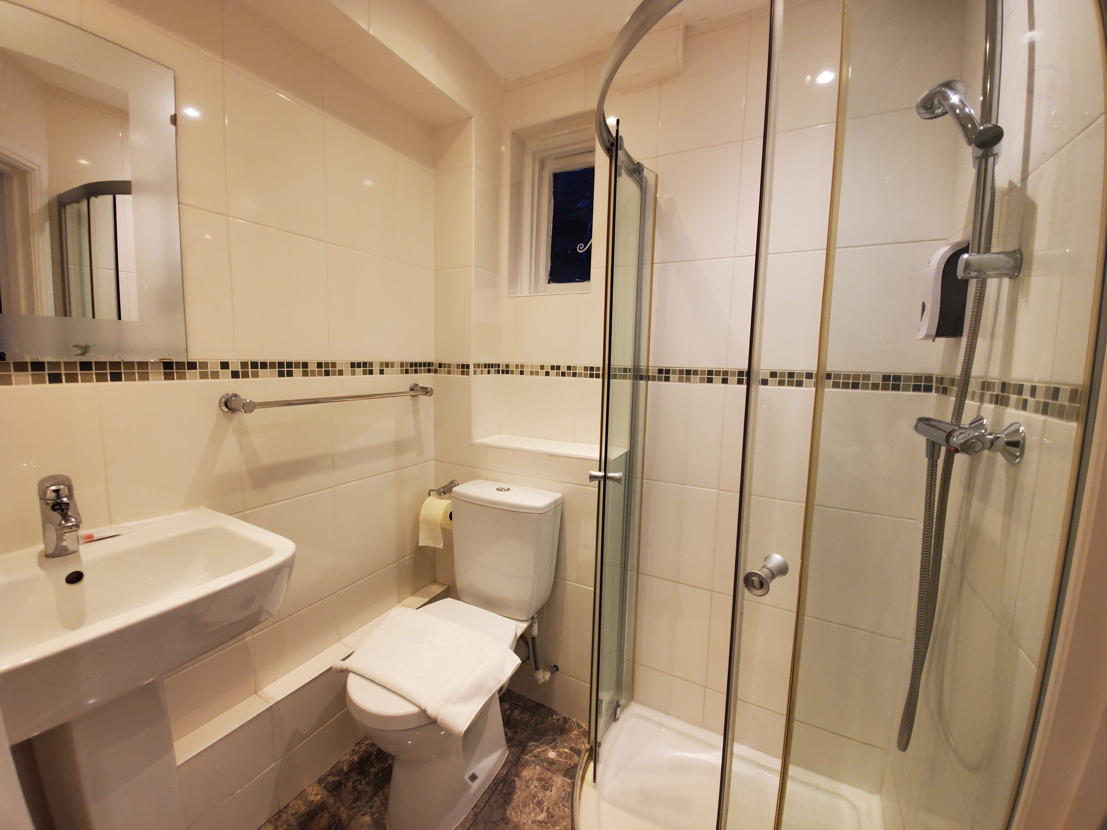 single room | bathroom shower