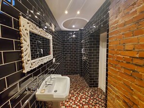 King Room | Badezimmer | Dusche, kostenlose Toilettenartikel, Haartrockner, Handtücher