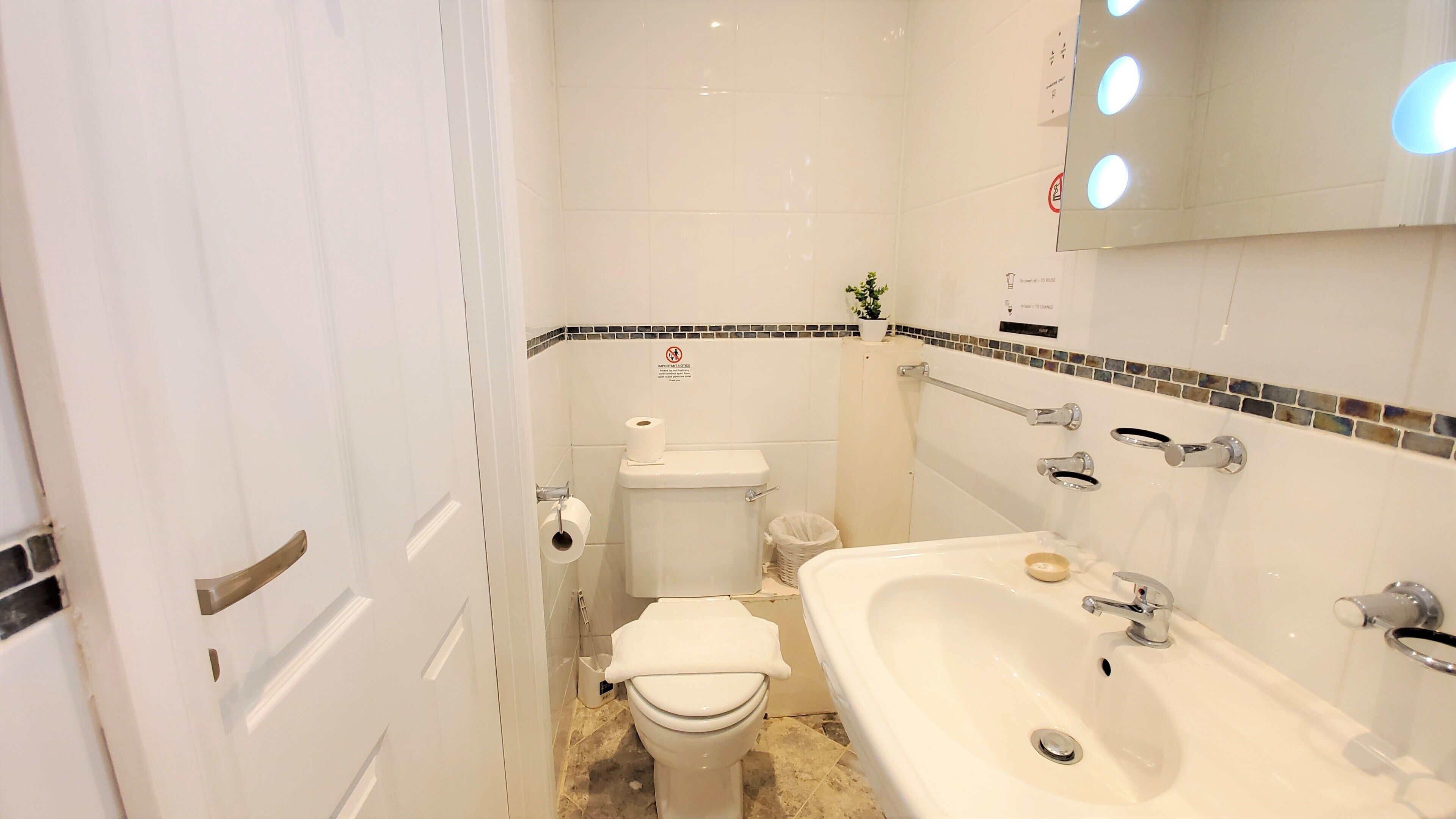 standard double room | bathroom | shower, free toiletries, hair dryer, towels