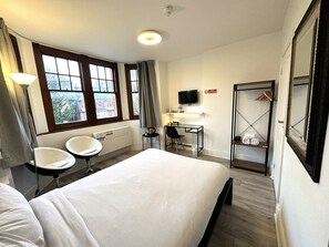 Standard Double Room | Iron/ironing board, free WiFi, bed sheets - Sleeplicity London Heathrow (Feltham)