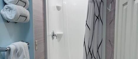 Douche, sèche-cheveux, serviettes fournies, savon