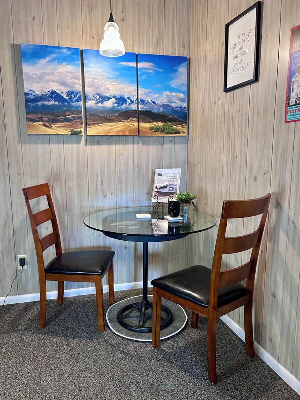 Dining - Cozy & Quiet Apartment Near Downtown (White Sulphur Springs)