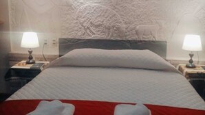 Basic Double Room | Blackout drapes, WiFi (free), bed sheets - Hotel Rey David (Uyuni)