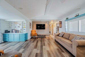 Smart TV, caminetto, tavolo da calcetto, tavolo da ping pong