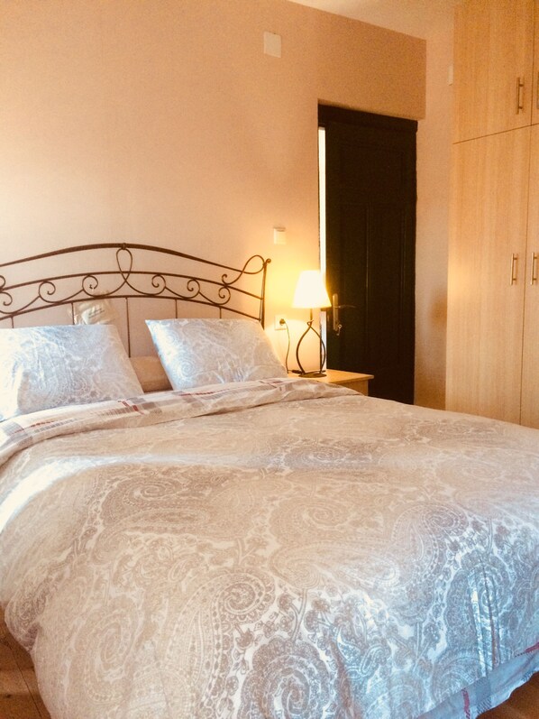 2 عدّة غرف نوم وخدمة الإنترنت