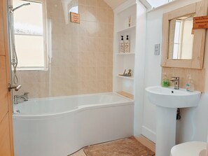 Combined shower/bathtub, hair dryer, towels, soap - Little Eaton - Hidden Gem - Location by the sea with FREE parking (Margate)
