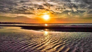A sunset over a beach with rippled sand and a cloudy sky. - Little Eaton - Hidden Gem - Location by the sea with FREE parking  (Margate)