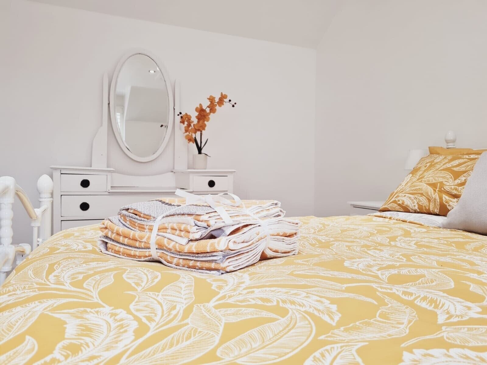 2 bedrooms, desk, iron/ironing board, WiFi