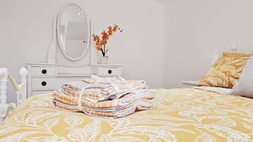 2 bedrooms, desk, iron/ironing board, WiFi