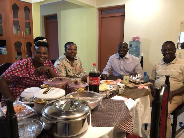 Dining - A lovely spacious home in G 20 Glasgow near to the city center and easily accessible. (Glasgow)