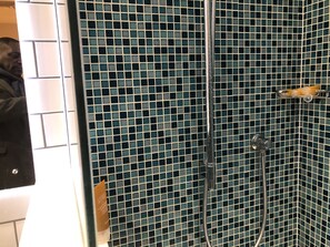 Bathroom - A lovely spacious home in G 20 Glasgow near to the city center and easily accessible. (Glasgow)