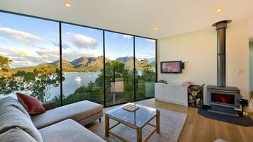 Luxury House | Living room | 32-inch TV with satellite channels