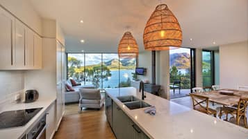 Luxury House | Private kitchen | Full-sized fridge, microwave, oven, stovetop