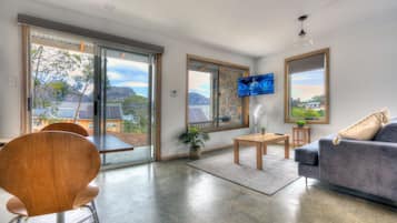 Premium Studio | Living area | Flat-screen TV