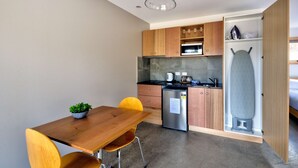Refrigerador, microondas, placa de cocina, tetera/pava eléctrica