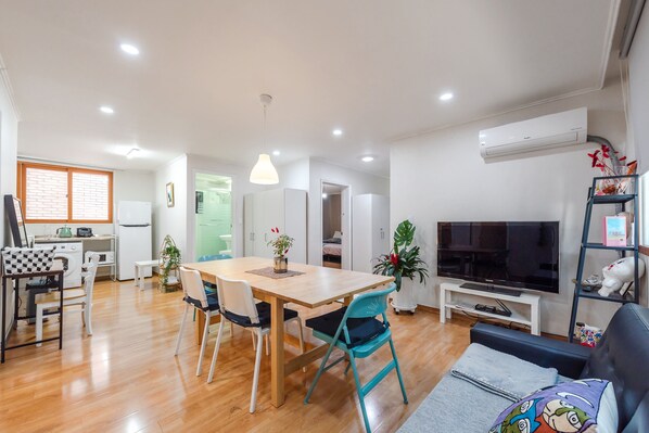 Casa (Neo House 3) | Área de sala de estar | Televisión de pantalla plana 