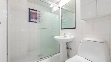 Neo House 3 | Bathroom | Shower, free toiletries, hair dryer, towels
