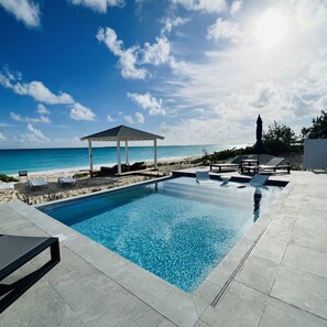 Una piscina al aire libre, una piscina climatizada