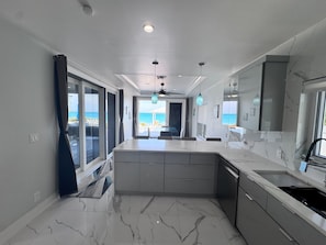 Jääkaappi, mikroaaltouuni, uuni, liesi