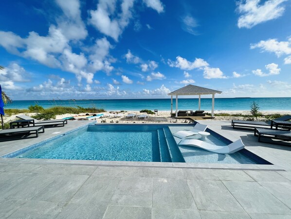 Una piscina al aire libre, una piscina climatizada