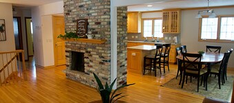5 bdrm house w/HOT TUB across from Moore Lake Park