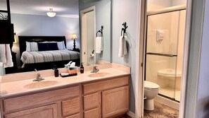 Combined shower/tub, hair dryer, towels, soap - Walk-In Condo With Pools - 2 Kings - Golf Perk (Branson)
