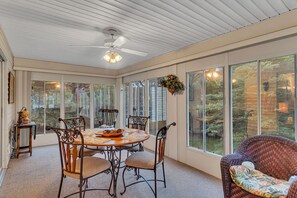 Dining - Walk-In Garden View Pointe Royale Condo - 2 King Suites - Pools & Golf (Branson)