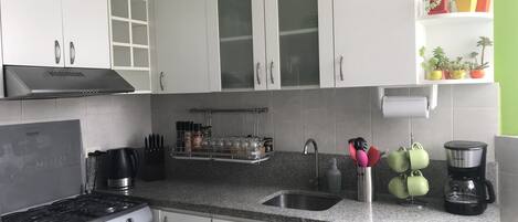 Refrigerador, microondas, horno, placa de cocina
