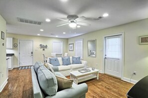 Smart TV, reproductor de DVD, libros y bocina smart 