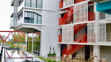 Una piscina al aire libre
