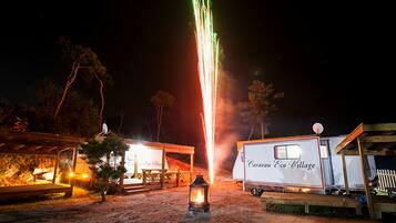 Fassade der Unterkunft – Abend/Nacht