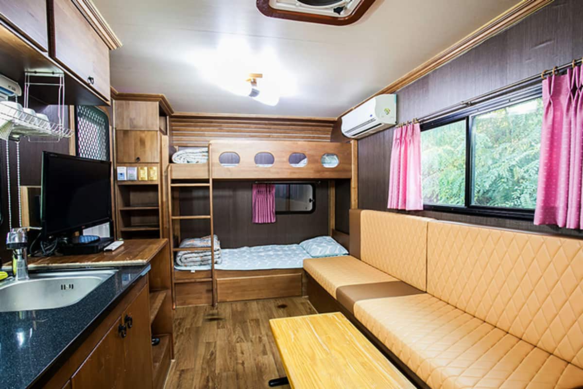 Camera (Caravan Healing) | Area soggiorno | TV a schermo piatto