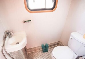 Caravan Care | Bathroom | Shower, free toiletries, hair dryer, towels