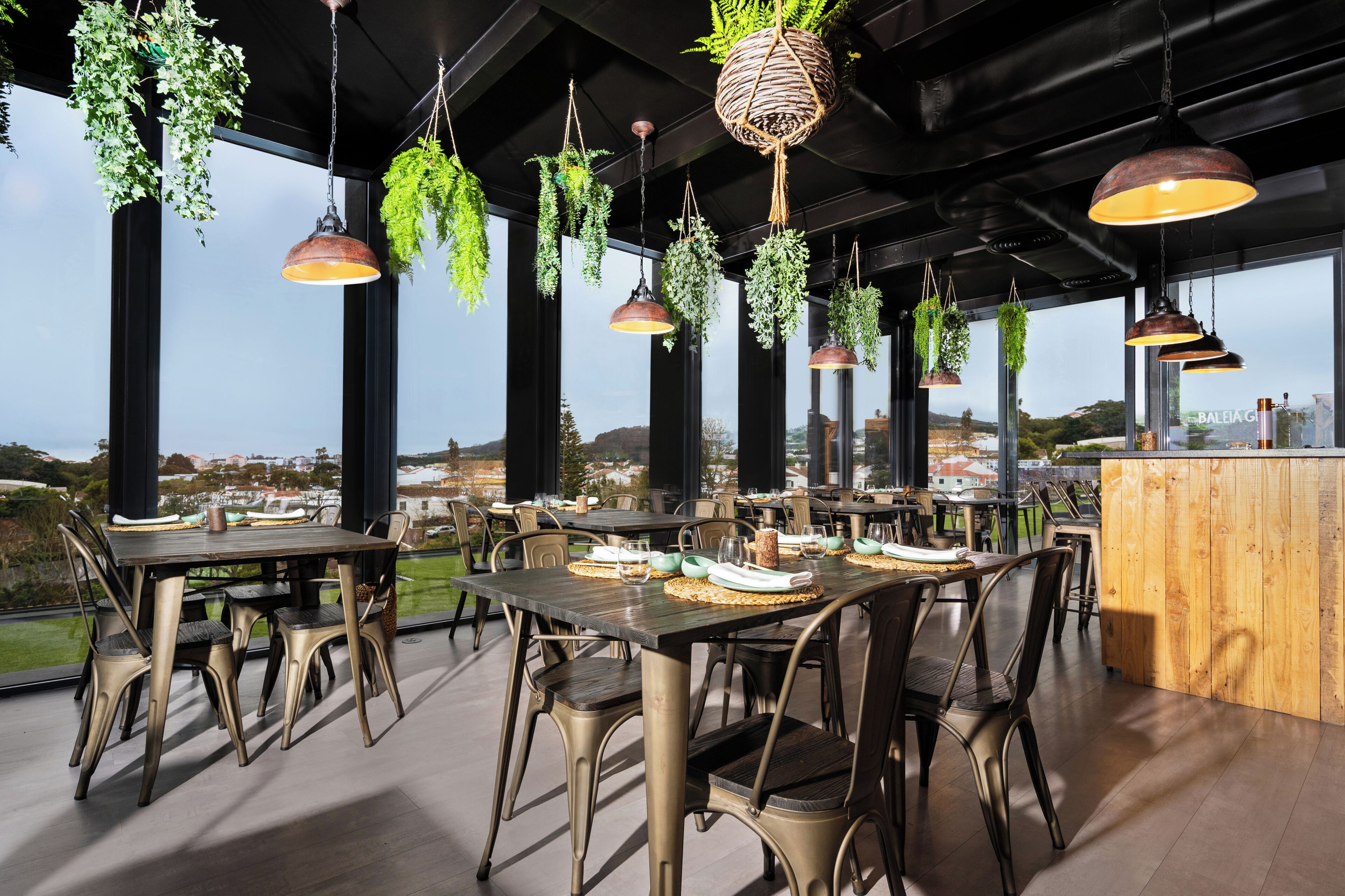 2 restaurantes, se sirven desayunos, comidas, cenas y cocina regional