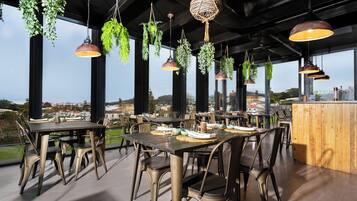 2 restaurantes, se sirven desayunos, comidas, cenas y cocina regional