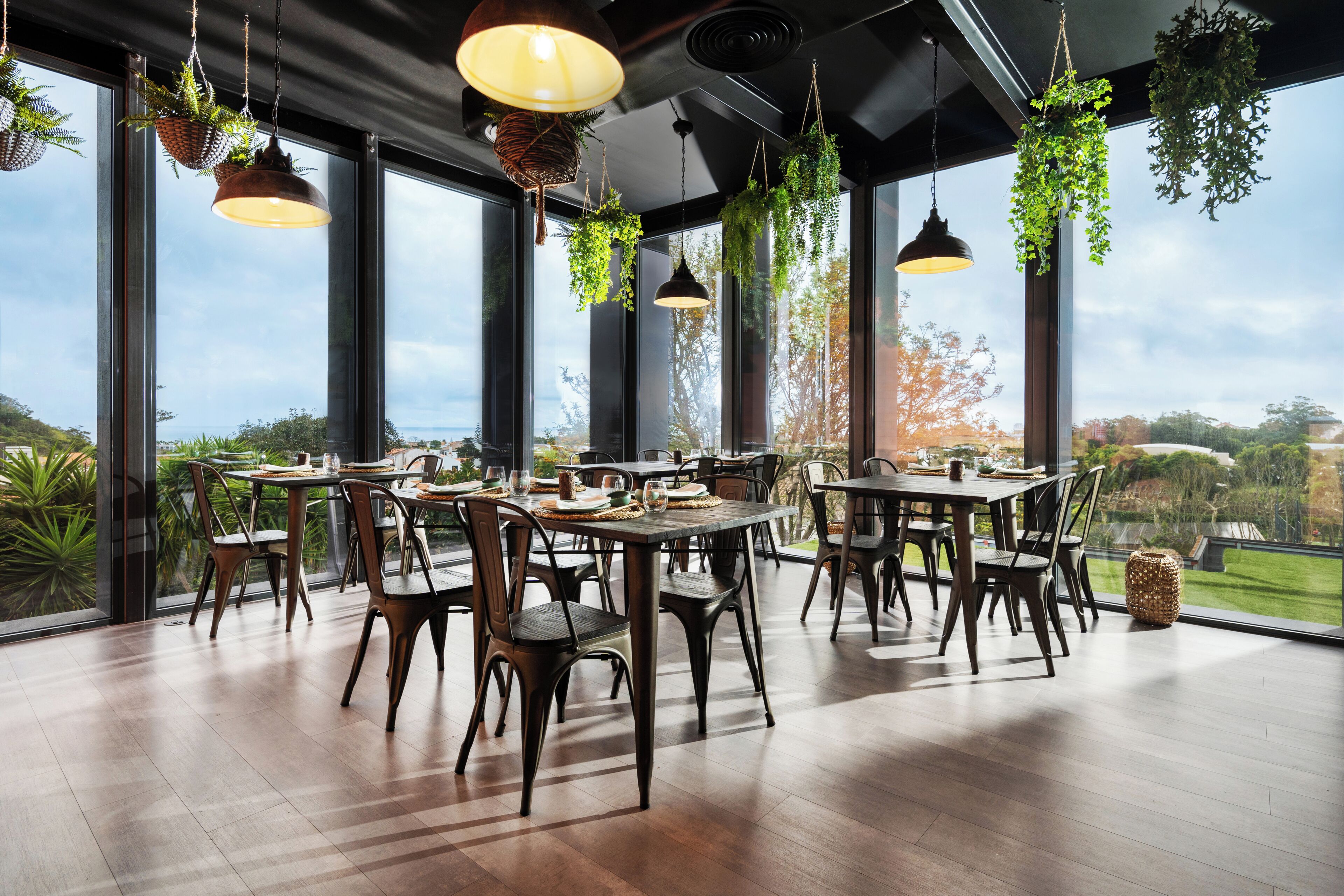2 restaurants; breakfast, lunch, dinner, and brunch served