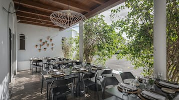 2 restaurantes: opção de café da manhã, almoço e jantar