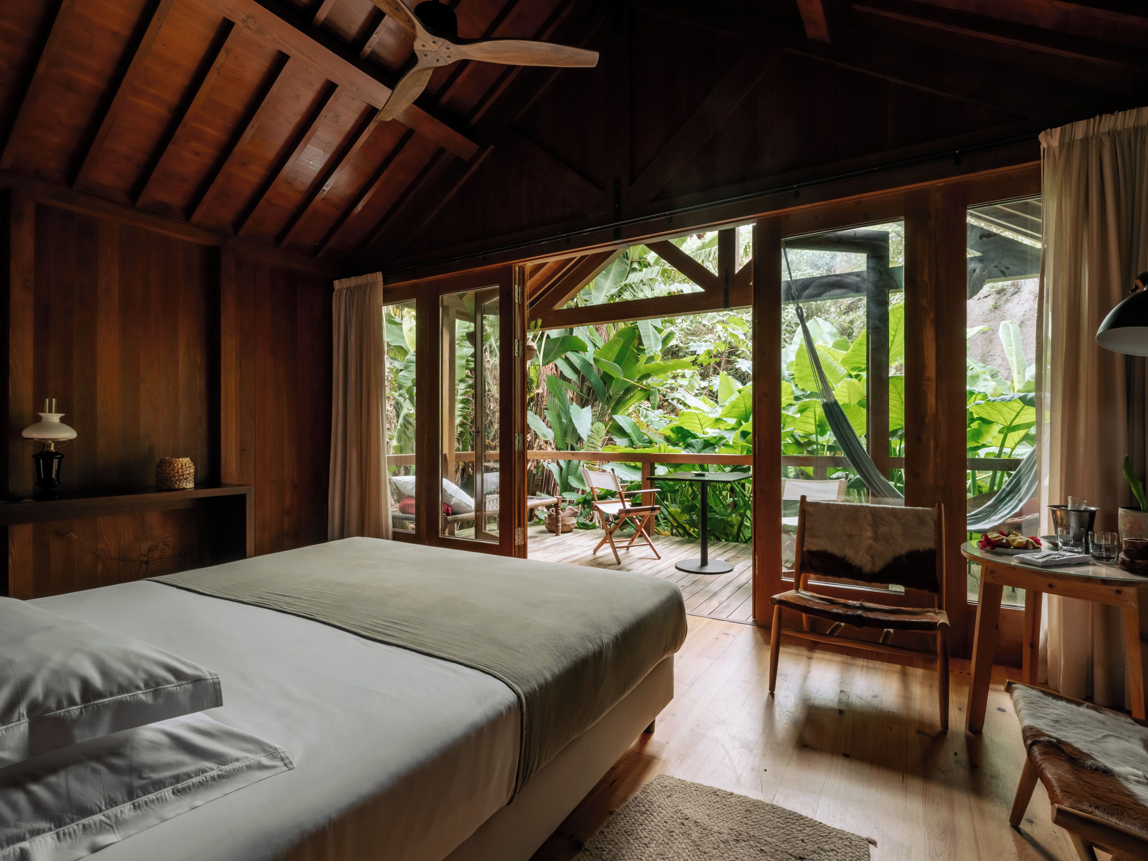 Loft exclusivo | Ropa de cama de alta calidad, camas con efecto memoria y minibar 